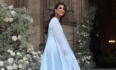 Paloma Cuevas deslumbra en París con su vestido celeste y drapeado de Rosa Clará