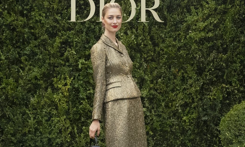 Beatrice Borromeo elige un traje dorado de jacquard para su noche entre diamantes y perlas