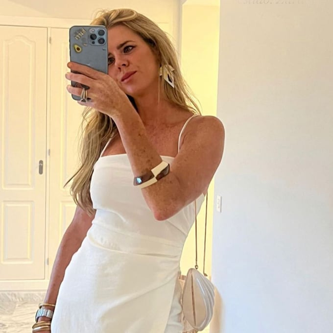 El truco de Amelia Bono para lucir elegante y bronceada cuando va de concierto: un vestido blanco de Zara