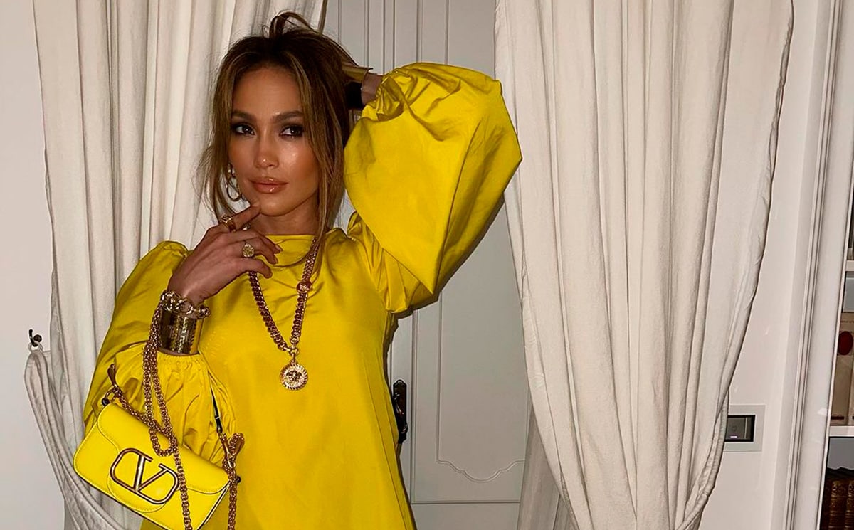 Jennifer Lopez comparte sus looks favoritos del verano: del maxi vestido amarillo al conjunto parisino