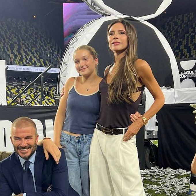 Victoria Beckham, la más elegante sobre la cancha de fútbol con su pantalón ancho favorito