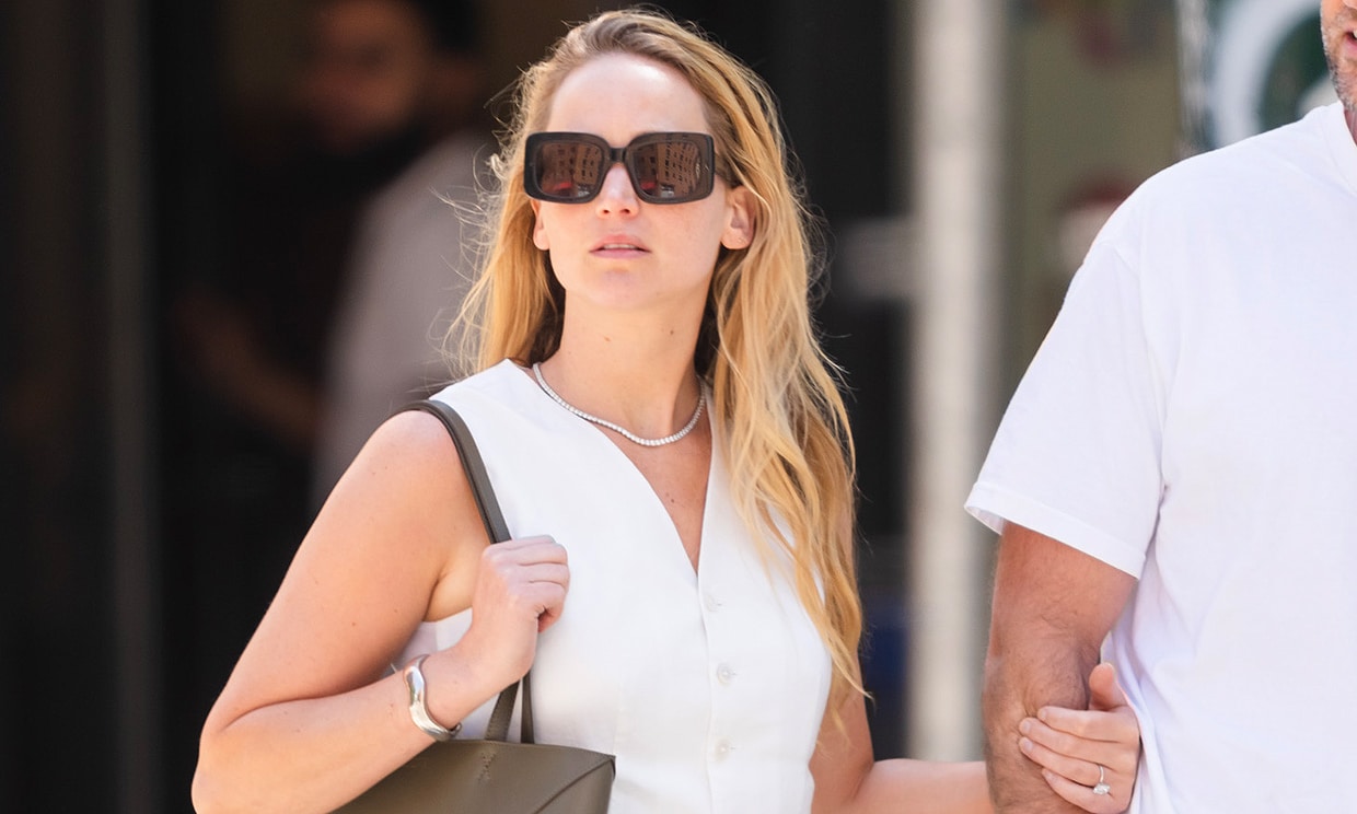 Jennifer Lawrence se rinde al chaleco 'Old money' que triunfa en Zara y otras tiendas españolas