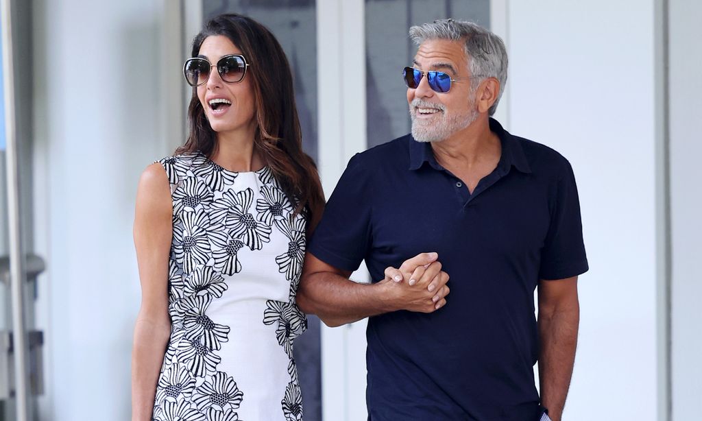 Amal Clooney aterriza por sorpresa en Venecia con un vestido 'mini' psicodélico y tacones de red