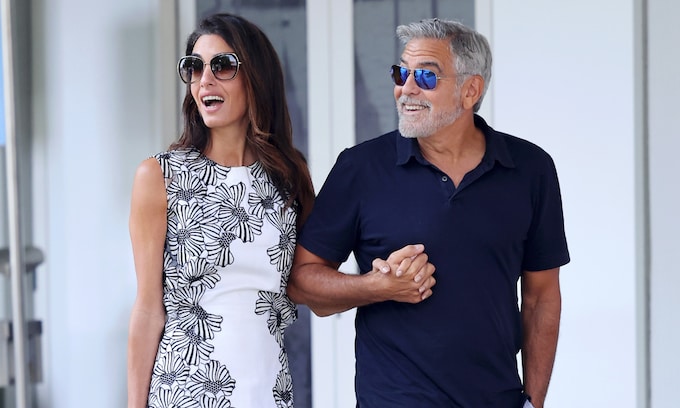 Amal Clooney aterriza en Venecia para el festival de cine con un vestido 'mini' y tacones