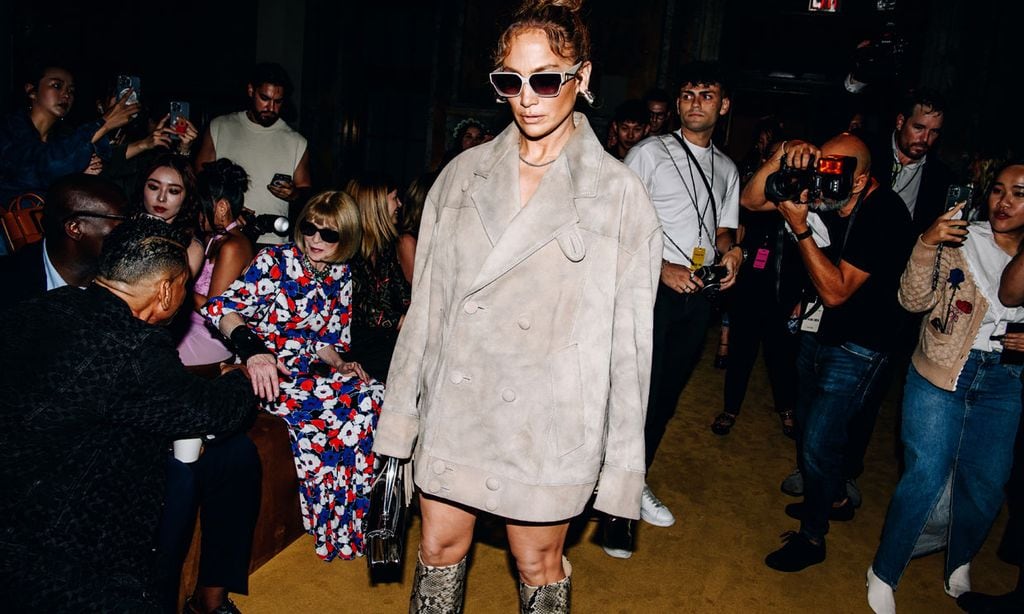 Jennifer Lopez inaugura New York Fashion Week con el estilismo fácil que alarga las piernas