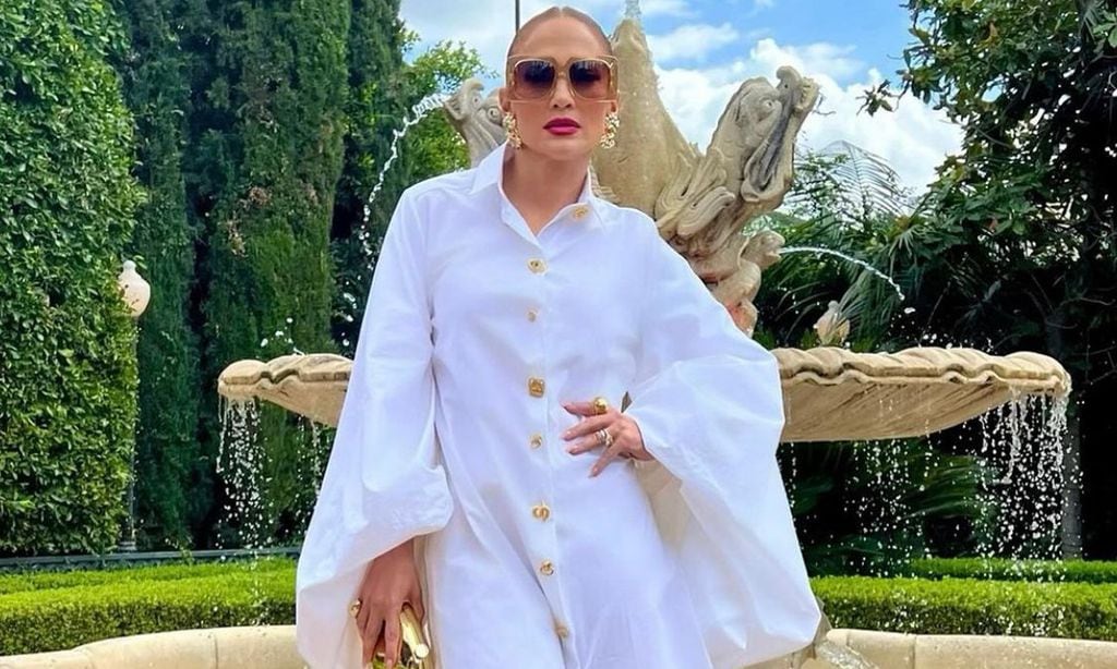 La camisa XL de 5.000 euros que Jennifer Lopez lleva como vestido con zapatos de plataforma