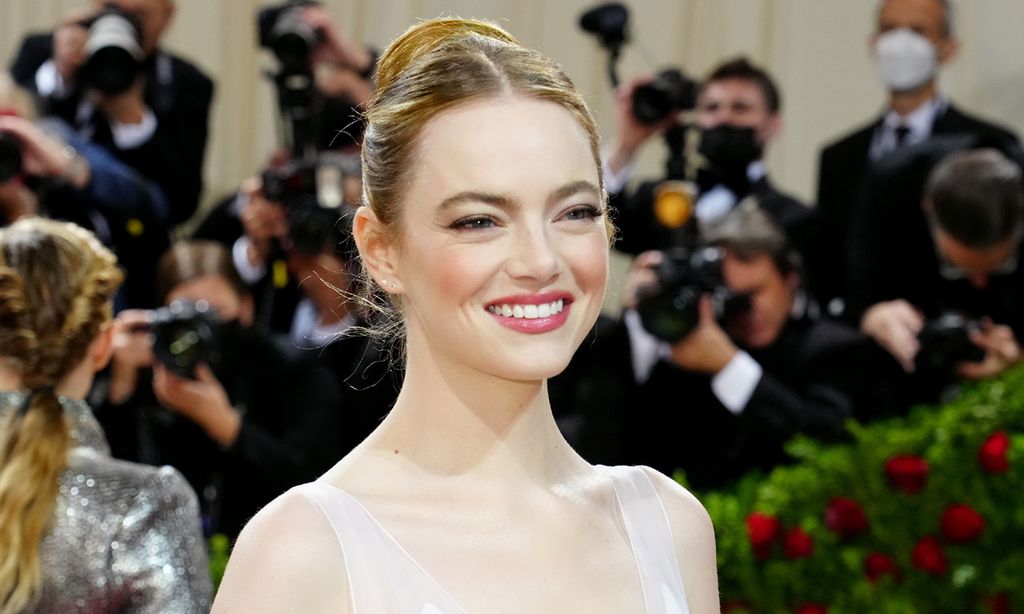 El estilo singular y minimalista de la actriz Emma Stone, estrella de la alfombra roja