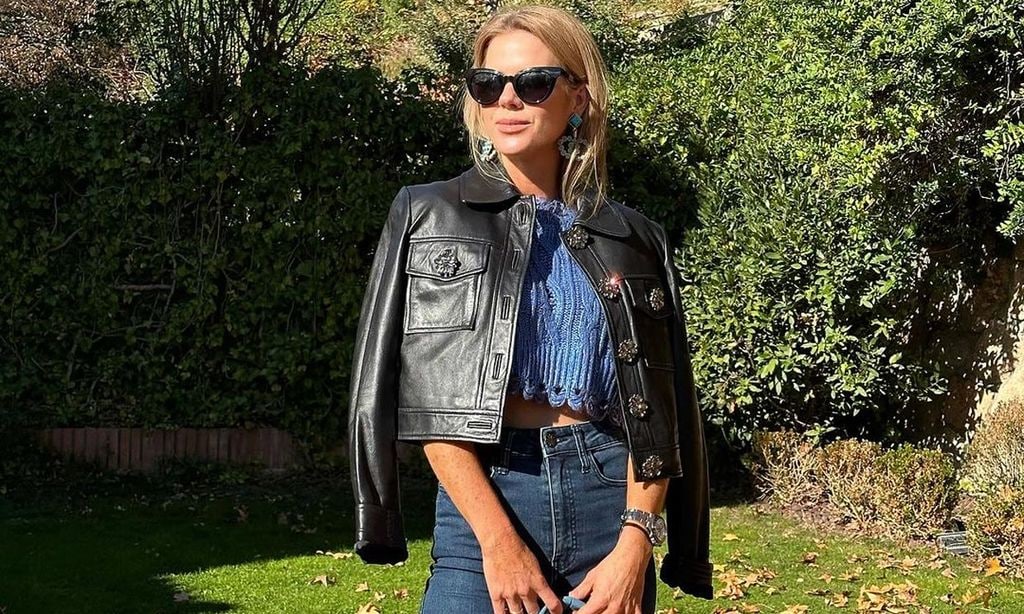 Amelia Bono transforma su cazadora de cuero más versátil con un 'cropped top' metalizado de Zara