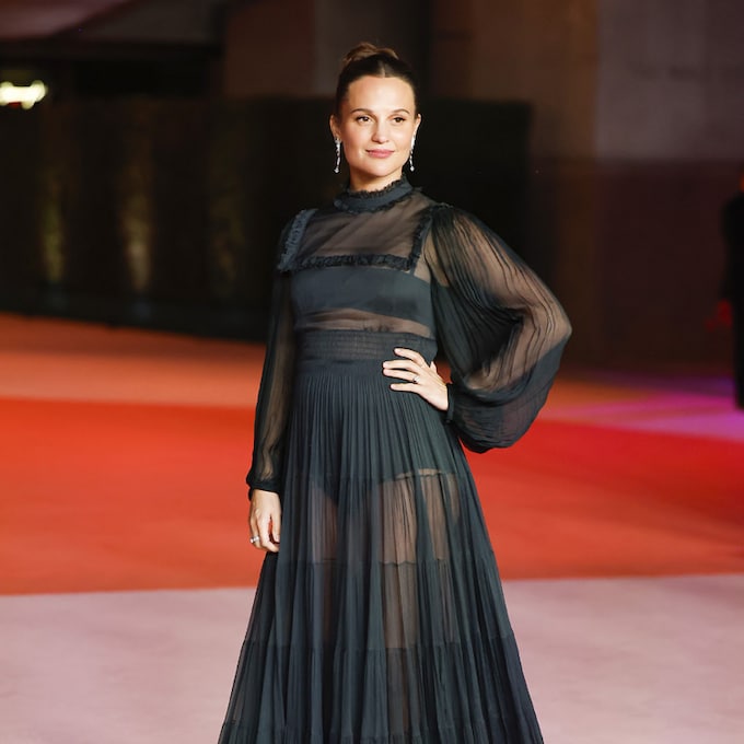 Alicia Vikander anuncia su segundo embarazo con un exclusivo vestido de Louis Vuitton transparente y con detalles sorprendentes