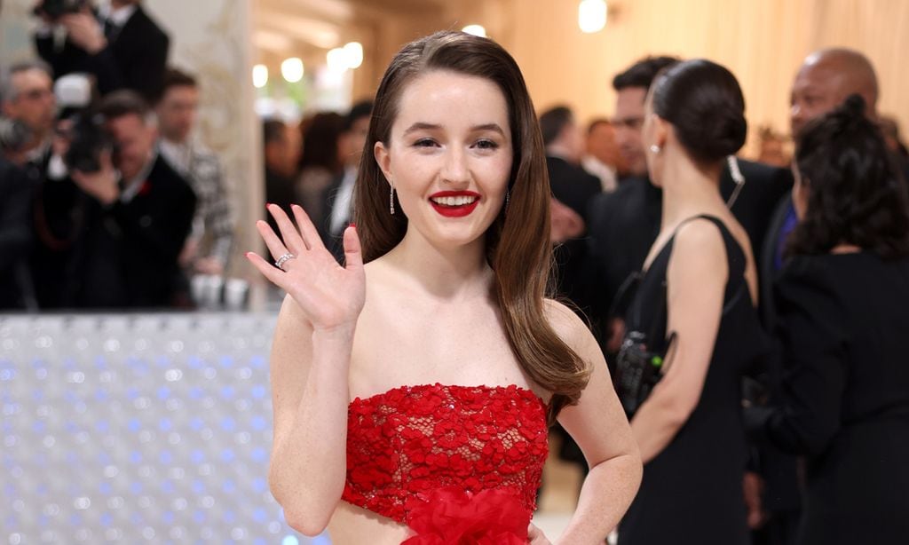 El armario de invitada en rojo y rosa de la actriz Kaitlyn Dever, pura inspiración festiva