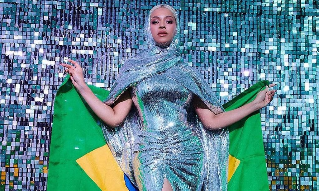 Beyoncé aterriza por sorpresa en Brasil e impacta a sus fans con un traje de lentejuelas plateadas