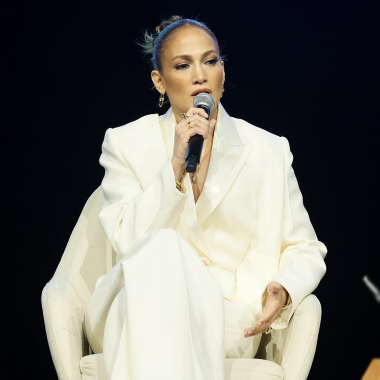 Jennifer Lopez muestra su lado solidario con el simbólico traje blanco que adoran las 'royals'