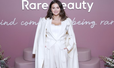 Selena Gomez versiona el traje blanco de las 'royals' y rompe una regla no escrita de moda