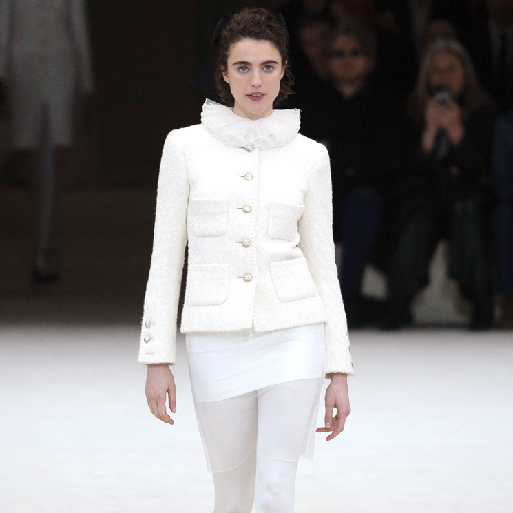 Margaret Qualley se sube a la pasarela para abrir el desfile de Chanel