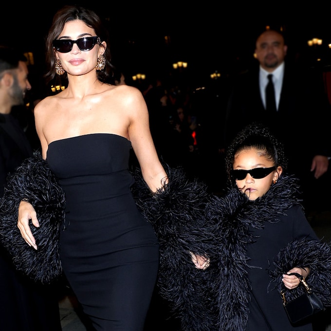 Kylie Jenner y su hija Stormi, de 5 años, causan sensación en París con sus looks a juego