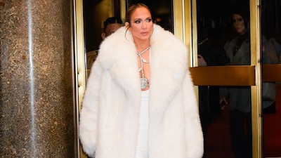 Jennifer Lopez se enfunda en vestidos de cristales, zapatos-joya y flores '3D' para promocionar su disco
