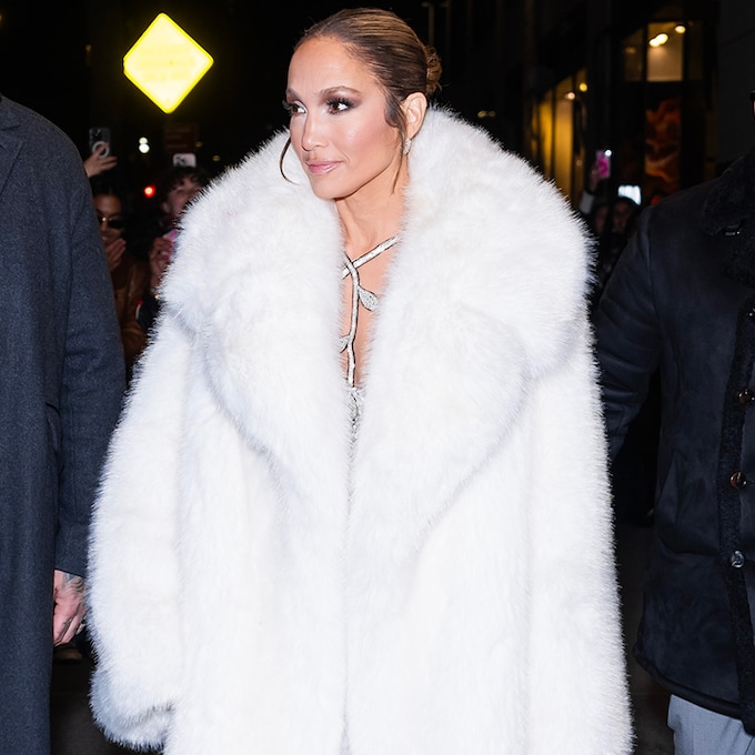 Jennifer Lopez se enfunda en vestidos de cristales, zapatos-joya y flores '3D' para promocionar su disco