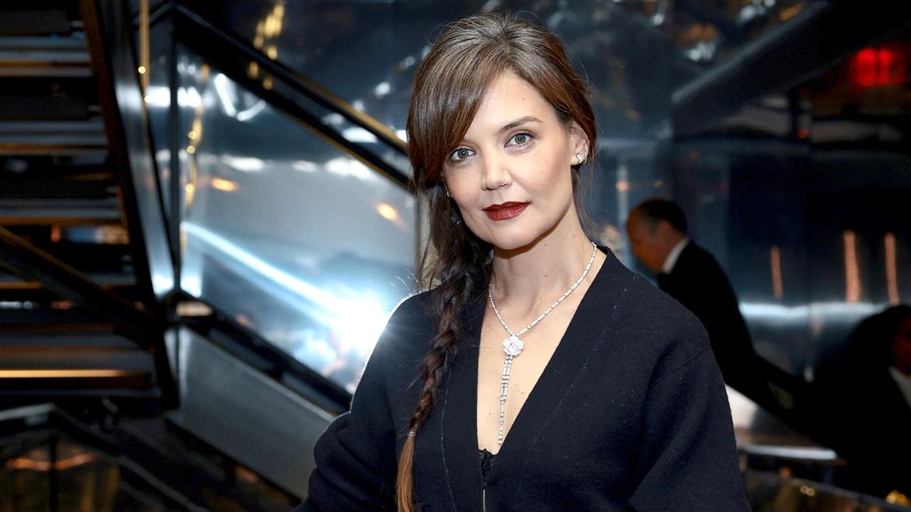 Katie Holmes, la invitada perfecta en Nueva York con el zapato bicolor que gusta a Carlota Casiraghi