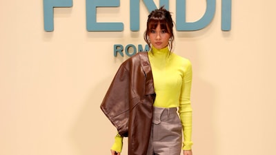 Aitana sorprende en Milan Fashion Week con su 'office look' fluorescente