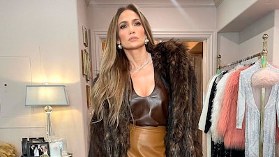 Jennifer Lopez vuelve a apuntarse al 'mob wife' con un abrigo de pelo y bolso de cocodrilo exclusivo