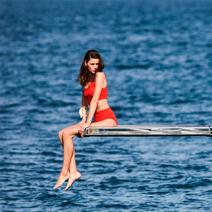 Zara recrea fotografías icónicas de Diana de Gales en su nueva campaña de bikinis y bañadores