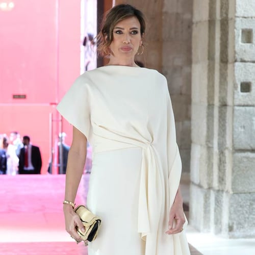 La exquisita elegancia de Nieves Álvarez con vestido-capa asimétrico ‘made in Spain’ y calzado de rafia