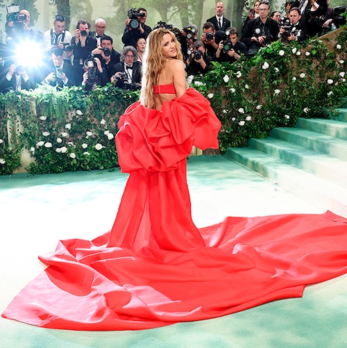 Así ha hecho Shakira su debut en la alfombra de la MET Gala: voluminoso vestido rojo y plataformas