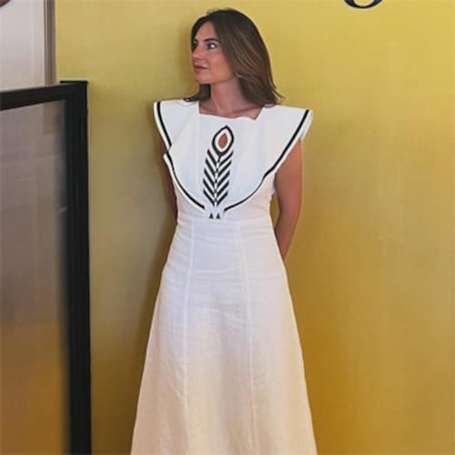 Lourdes Montes, la invitada perfecta en Jerez con vestido sevillano de lino y calzado cómodo