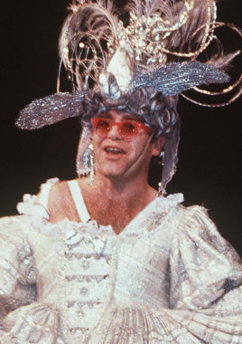 Elton John se opera de la vista y dice adiós a sus gafas