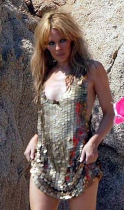 Kylie Minogue, a lo Brigitte Bardot en aguas de Saint-Tropez