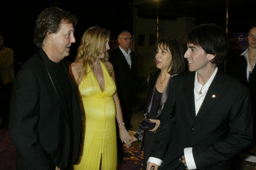 Paul McCartney y Heather Mills, felices ante su inminente paternidad