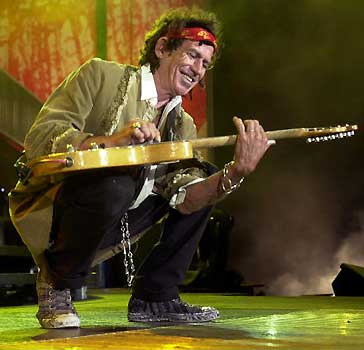 Los Rolling Stones se despiden de España entre llamaradas y lluvia