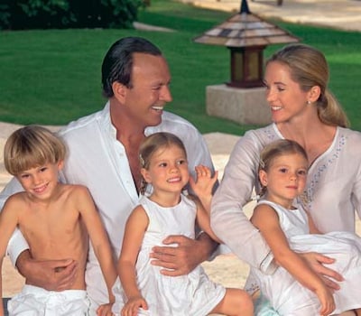 Julio Iglesias posa por primera vez junto a Miranda y sus hijos