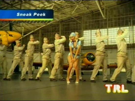 Christina Aguilera, una soldado patriota de los años cuarenta en su nuevo videoclip