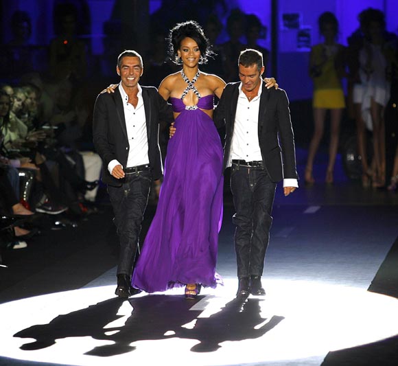 La cantante Rihanna, modelo por un día en la pasarela de Milán
