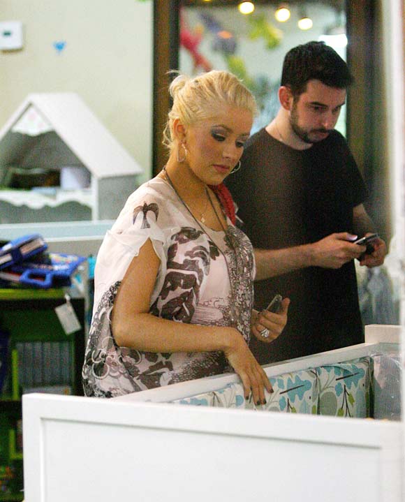 Todo apunta a que el bebé que espera Christina Aguilera es un niño