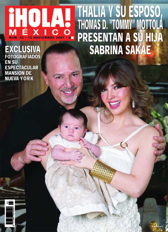 La cantante Thalía presenta a su hija Sabrina Sakaë en exclusiva en la revista ¡HOLA! México