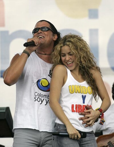 Shakira, Miguel Bosé y Juanes cantan por la paz