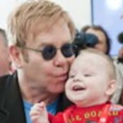 Las autoridades ucranianas cambian de opinión: Elton John podrá apadrinar al pequeño Lev, aunque no adoptarlo