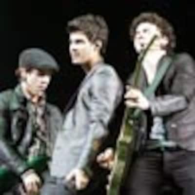 Una marea de fans recibe a los Jonas Brothers en su concierto en Madrid
