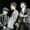 Una marea de fans recibe a los Jonas Brothers en su concierto en Madrid