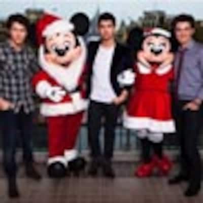 Los Jonas Brothers se adelantan a la Navidad en Disneyland