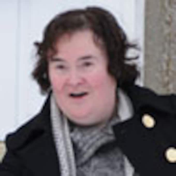 Susan Boyle celebra un año de éxito con una guerra de bolas de nieve con los paparazzi