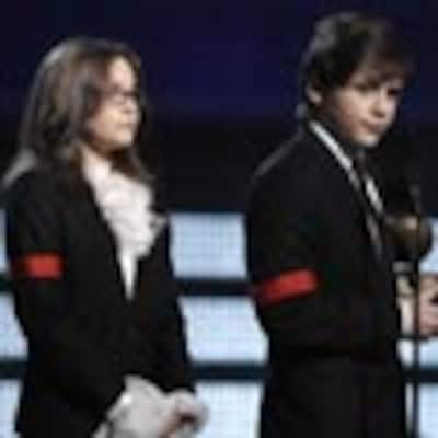 Los hijos mayores de Michael Jackson, muy emocionados, aceptan el Grammy póstumo del rey del pop