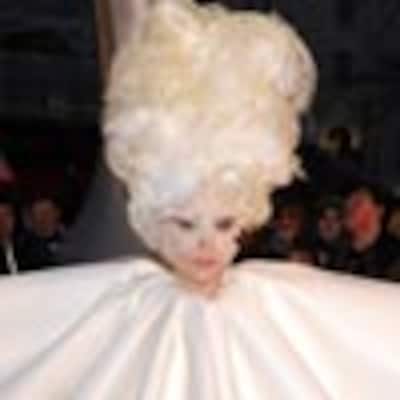Lady Gaga triunfa en premios y extravagancia en la entrega de los Brit