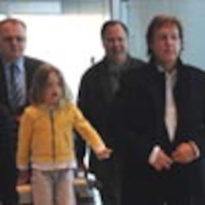 Paul McCartney y su hija Beatrice, como el gato y el ratón en el aeropuerto de Nueva York