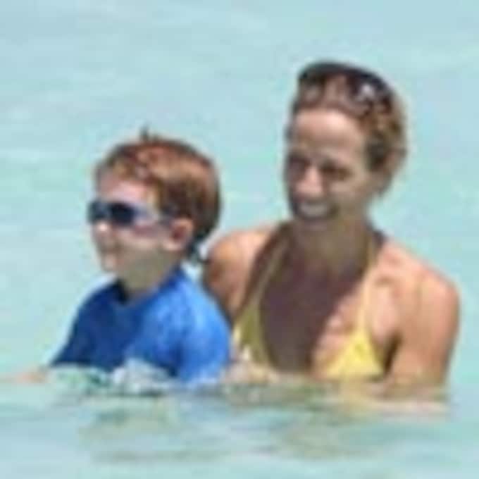 ¿Quién era el 'apuesto acompañante' de Sheryl Crow en su relajante día de playa en las Bahamas?