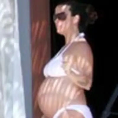 Alanis Morissette luce embarazo en las playas de México