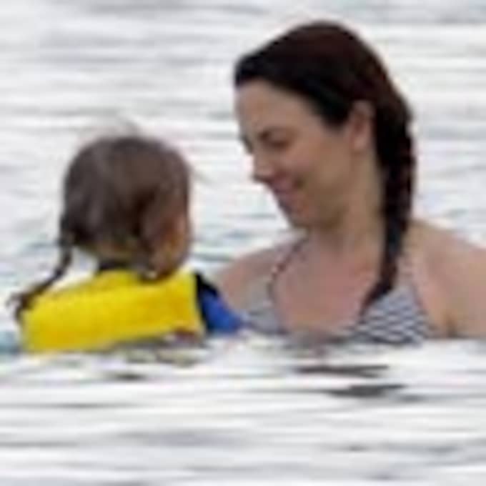 Los divertidos juegos acuáticos de Mel C y su hija Scarlett en Barbados