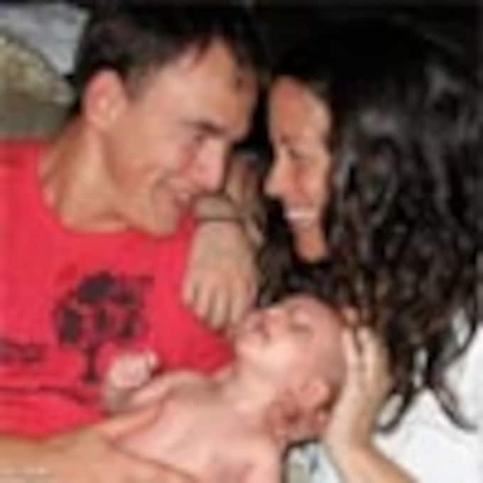 Alanis Morissette 'presenta en sociedad' a su primer hijo